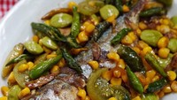 Pencinta ikan asin peda mana suaranya? Kali ini ikan asin peda ukuran besar ditumis bersama jagung, pete, dan tomat hijau. Pedas asinnya nikmat banget. Foto: Instagram susie.agung