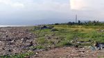 Duh Miris, Sampah Menumpuk Kotori Pantai Loji di Jawa Barat