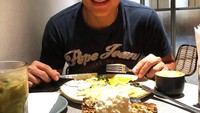 Jangan salah fokus! Ini senyum manis Rio saat hendak menikmati French Toast. Foto: Instagram rharyantoracing