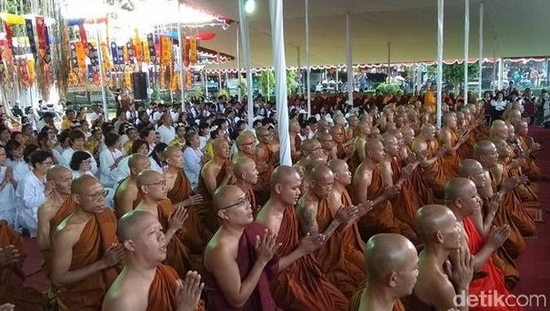 Umat Buddha doa bersama saat api dharma dan air berkah dibawa ke Candi Mendut