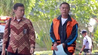Dalam kasus ini, Benhur Lalenoh juga ditetapkan sebagai tersangka oleh KPK. Benhur yang juga merupakan timses dari Bupati Talaud, Sri Wahyumi, disebut memiliki peran sebagai perantara suap dalam kasus tersebut.