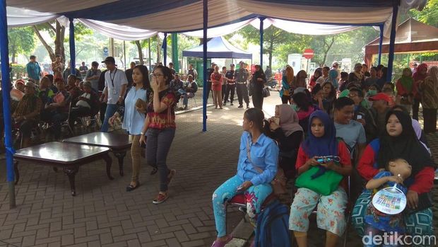 Pagi-pagi, Masyarakat Sudah Antre Tukar Uang di Monas