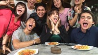 Pasta jadi pilihan Christ saat makan bersama teman-temannya usai syuting sebuah FTV. Ada Pamela Bowie hingga Chrissie Vanessa di sana. Foto: Instagram christlaurent