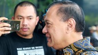 Agus tak banyak bicara saat diwawancarai oleh awak media.
