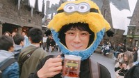 Berkunjung ke Universal Studio Osaka, Jepang, pemain Golden Cross itu tidak melewatkan minuman yang ada dalam film Harry Potter. Apalagi kalau bukan butterbeer. Foto: Instagram @bohyunahn