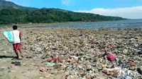 Penampakan Sampah Menumpuk Di Pantai Loji Geopark Ciletuh