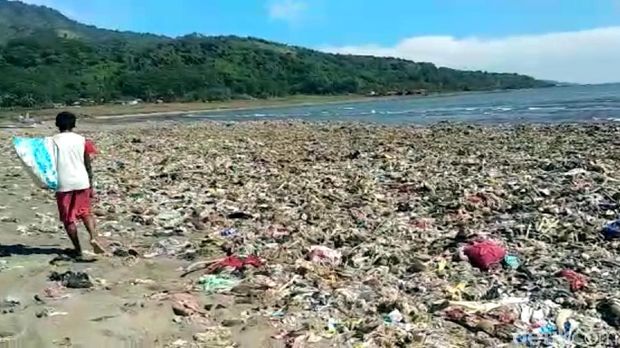 Penampakan Sampah Menumpuk di Pantai Loji Geopark Ciletuh