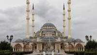 Area yang luas membuat masjid ini punya beberapa bagian yaitu air mancur, jalan setapak, lentera, dan lorong bunga. (iStock)