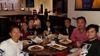 Kalau ini pose Rio saat makan bareng temannya. Pria yang fasih berbahasa Jawa ini sedang cicipi makanan Meksiko. Foto: Instagram rharyantoracing