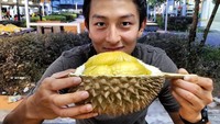 Dari tatapannya, Rio sepertinya suka banget nih sama durian! Terlihat durian yang dipegangnya berdaging tebal dan creamy. Foto: Instagram rharyantoracing