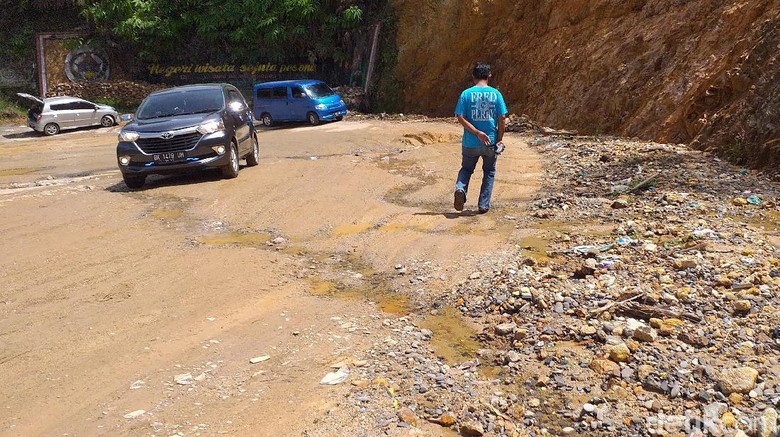 Jalan Lintas di Tapanuli Tengah Rusak Parah dan Rawan Longsor Jalan Lintas di Tapanuli Tengah Rusak Parah dan Rawan Longsor