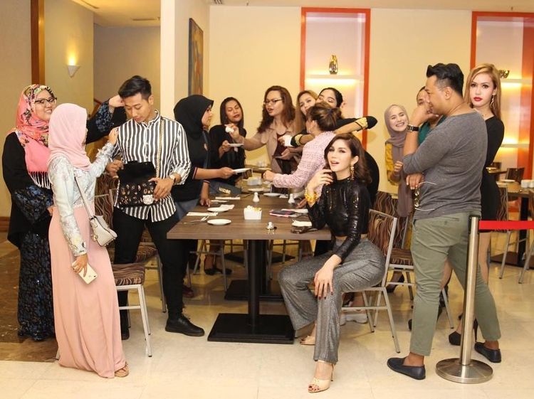 Gaya Manis Nur Sajat, Teman Duet Lucinta Luna yang Doyan Nasi Kuning