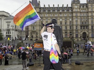 Polisi Gay Dipecat di RI, Bagaimana Sikap Negara Lain?