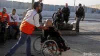 Seorang warga Palestina menuju Masjid Al-Aqsa untuk menjalankan ibadah salat Jumat. Raneen Sawafta/Reuters.