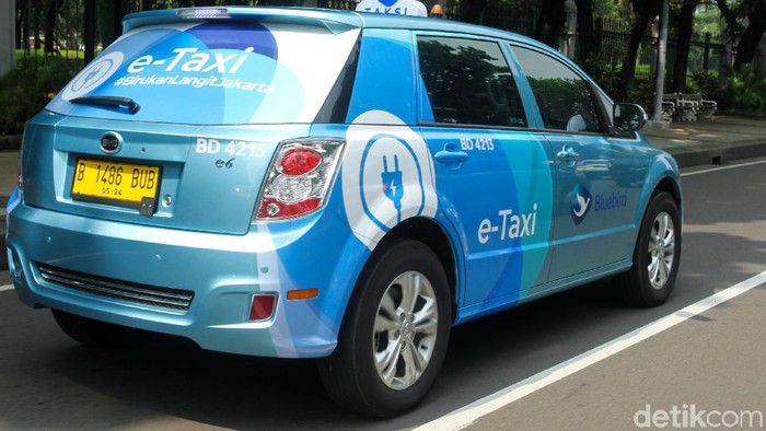 PT Blue Bird Tbk meluncurkan layanan taksi dengan armada mobil listrik. Blue Bird menjadi perusahaan transportasi pertama yang menyediakan taksi listrik. Armada terbarunya untuk layanan Bluebird menggunakan merek BYD e6 A/T sedangkan Silverbird, Tesla Model X 75D A/T. BYD e6 digunakan untuk taksi reguler, sementara Tesla Model X menjadi taksi premium Silverbird.