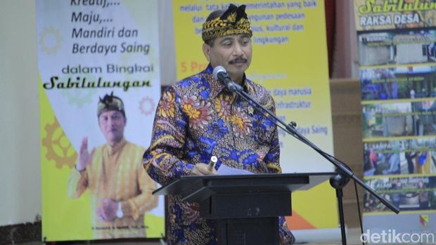 Menpar Arief memimpin rapat 