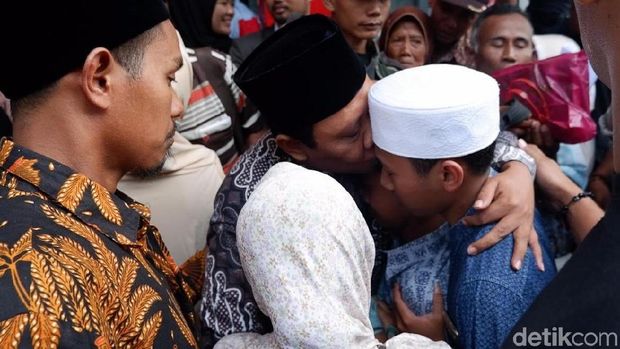 Peluk cium keluarga usai keluar dari penjara