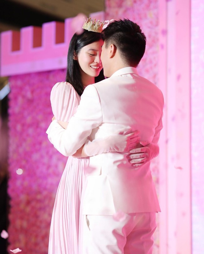 Pengusaha yang merupakan putra Raja Judi Stanley Ho, Mario Ho, sempat bikin heboh ketika menikahi supermodel China, Ming Xi. Sekilas terlihat seperti pasangan yang sempurna sayangnya penampilan mereka sebagai suami istri kerap kali jadi perbincangan. Hal tersebut dikarenakan tinggi badan. Foto: Ming Xi dan Mario Ho (dok. Instagram)