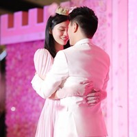 Pengusaha yang merupakan putra Raja Judi Stanley Ho, Mario Ho, sempat bikin heboh ketika menikahi supermodel China, Ming Xi. Sekilas terlihat seperti pasangan yang sempurna sayangnya penampilan mereka sebagai suami istri kerap kali jadi perbincangan. Hal tersebut dikarenakan tinggi badan. Foto: Ming Xi dan Mario Ho (dok. Instagram)