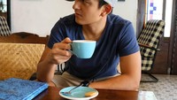 Lazy sunday ☕, tulis Rio yang menikmati secangkir kopi. Ngomong-ngomong, lagi lihat apa sih Rio? Foto: Instagram rharyantoracing