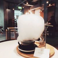 Sedang Tren, Kopi Disajikan dengan 'Awan' Cotton Candy Jumbo