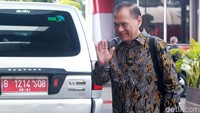 Mantan Menteri Keuangan (Menkeu) Agus Martowardojo tersenyum dan melambaikan tangan saat bertemu awak media di halaman depan gedung KPK, Jakarta, Jumat (17/5/2019).