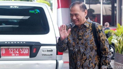 Senyum Eks Menkeu Agus Martowardojo Saat Diperiksa Soal e-KTP