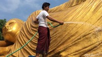 Pembangunannya sendiri diinisiasi oleh Bhikkhu Viriyanadi Maha Tera sekitar 4 tahun setelah Maha Vihara Mojopahit selesai dibangun. Tak tanggung-tanggung, pembuatan patung Budha raksasa ini melibatkan para seniman dari Solo, Jateng dan seniman lokal Trowulan. Patung yang awalnya putih, tahun 1999 dicat menggunakan warna emas.