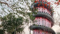 Bentuk Wat Samphran juga unik, yaitu berbentuk silinder dengan tinggi 80 meter. Ular naga pun melilit vihara ini dari lantai dasar sampai ke atap vihara. (iStock)
