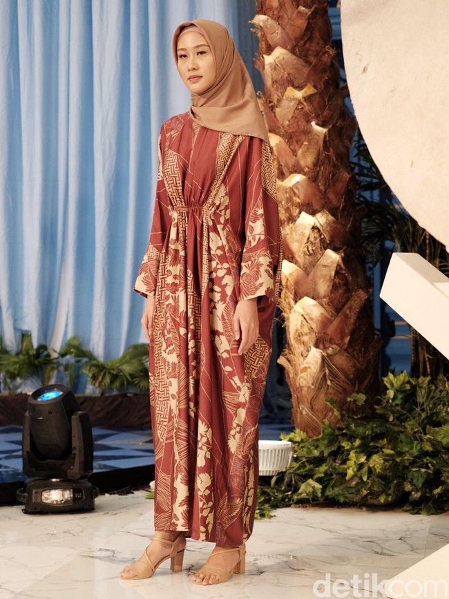 Masih dari label modest fashion yang sering jadi rebutan, KAMI juga menghadirkan lima koleksi Lebaran berkolaborasi dengan beberapa pihak seperti KAMI X Blibli, KAMI X Zalora hingga KAMI X Matahari. Selain koleksi kolaborasi, KAMI juga meluncurkan koleksi Neoma yang merupakan turunan dari koleksi Jakarta Fashion Week 2019. Foto: Silmia Putri/Wolipop