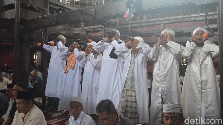 Cerita Tradisi 7 Pria Serempak Azan di Masjid Sang Cipta Rasa Cerita Tradisi 7 Pria Serempak Azan di Masjid Sang Cipta Rasa