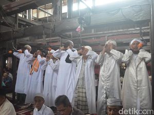 Cerita Tradisi 7 Pria Serempak Azan di Masjid Sang Cipta Rasa