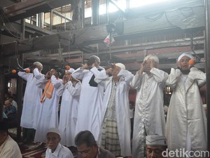 Cerita Tradisi 7 Pria Serempak Azan di Masjid Sang Cipta Rasa