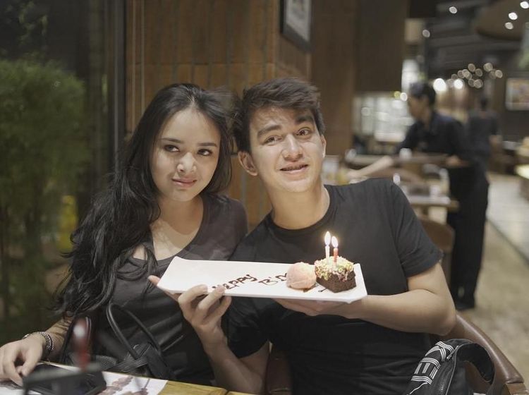 Momen Christ Laurent, Pacar Amanda Manopo Saat Ngopi dan Makan Durian