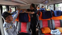Fasilitas darurat seperti alat pemecah kaca juga dipastikan tersedia.