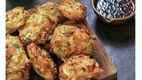 Bakwan atau bala bala adalah tumis sayuran campuran Indonesia yang populer. Bakwan adalah salah satu jenis makanan jalanan yang paling umum ditemukan di Indonesia. Biasanya dijual oleh pedagang kaki lima dan disajikan dengan saus sambal, saus kacang, atau cabai segar di sampingnya. Dok. Istimewa