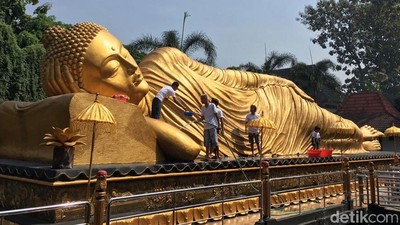 Jelang Waisak, Patung Budha Tidur Raksasa Dimandikan