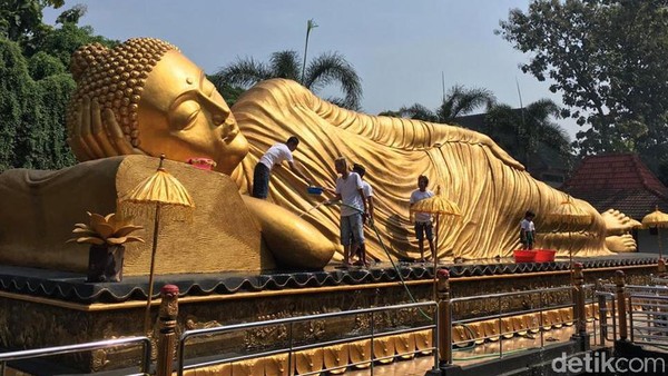 Jelang Waisak, Patung Budha Tidur Raksasa Dimandikan