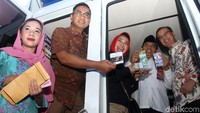 Deputi Gubernur Bank Indonesia, Rosmaya Hadi dan Sekda DKI Saefullah mengecek penukaran uang di Monas, Jakarta, Jumat (17/5/2019).