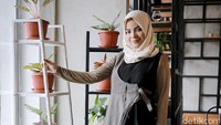 Tak seperti biasanya, DJ seksi tersebut tampil  berhijab.