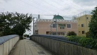 Masjid Yokohama dibuka untuk umum pada tahun 2006. Masjid ini disebut sebagai satu-satunya masjid yang berada di kawasan Hayabuchi, Tsuzuki, Jepang. Yang menarik, meski masjid ini merupakan satu-satunya masjid di kawasan tersebut dan tampak sederhana, Masjid Yokohama terkenal dapat mengumpulkan zakat, infak, dan sedekah dalam jumlah besar. Setiap bulan, infak masjid ini dapat mencapai 1.000 yen. Pendapatan itu tak hanya dimanfaatkan untuk kegiatan masjid tetapi juga untuk bantuan kemanusiaan kepada umat Muslim yang tertimpa bencana di seluruh dunia. Dok. www.beautifulmosque.com.
