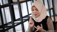 Namun hal itu justru membuat hubungannya dengan sang Ayah merenggang.