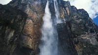 Berdiri di bawah air terjunnya mampu membuat mulut terkunci. Betapa dahsyatnya air terjun ini, mengalir deras dari tebing dengan ketinggian ratusan meter. Sesekali, awan-awan putih menutupi puncak dari air terjunnya. Menakjubkan! (iStock)