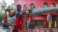 Tak hanya itu, ornamen-ornamen di vihara ini pun penuh dengan naga. Hiasan naga juga terdapat di pintu-pintu masuk dan juga patung-patung naga berukuran kecil dengan bola berwarna-warni di mulutnya. (iStock)