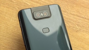 Ponsel ini membawa konsep kamera yang unik. Foto: GSM Arena