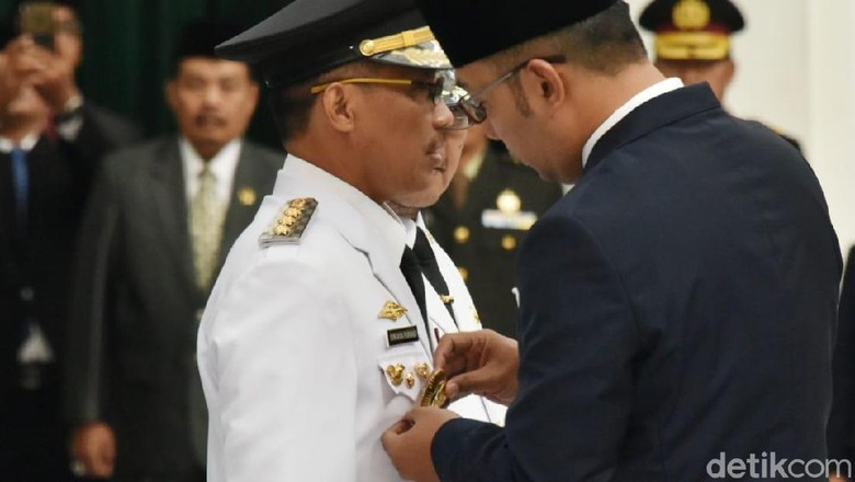 Usai Dilantik Jadi Bupati Cirebon, Sunjaya Kembali Diberhentikan Usai Dilantik Jadi Bupati Cirebon, Sunjaya Kembali Diberhentikan