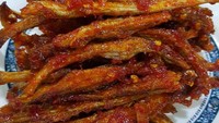 Selain ikan asin kapas, ikan teri juga mantap dibaluri sambal balado. Kebayang kan renyah gurihnya? Foto: Instagram andjani_cen