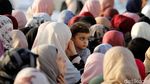 Potret Warga Palestina Salat Jumat Dikawal Ketat Tentara Israel