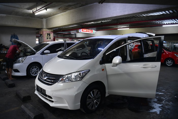 Pekerja mengecek mobil yang dijual di Bursa Mobil Bekas WTC Mangga Dua, Jakarta Utara, Jumat (17/5/2019). Manajer Pemasaran Senior WTC Mangga Dua Herjanto Kosasih menyatakan penjualan mobil bekas menjelang mudik Lebaran 1440 H meningkat 20 persen dibanding hari biasa pada bulan sebelumnya. ANTARA FOTO/Sigid Kurniawan/foc.