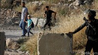 Di salat Jumat kedua di bulan suci Ramadhan ini warga Palestina berkumpul untuk dapat beribadah di area sekitar Masjid Al-Aqsa. Raneen Sawafta/Reuters.